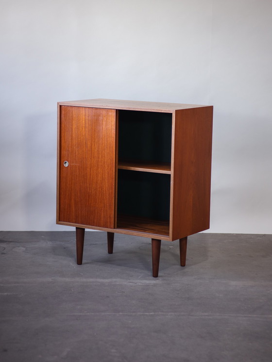 Image 1 of Mobiletto danese vintage in teak con ante scorrevoli
