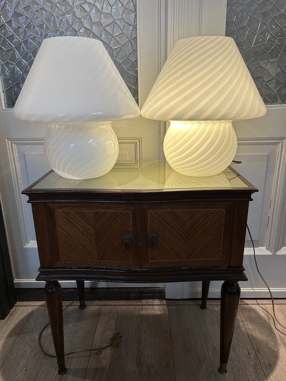 Image 1 of Lampada da tavolo a forma di fungo a spirale in Murano