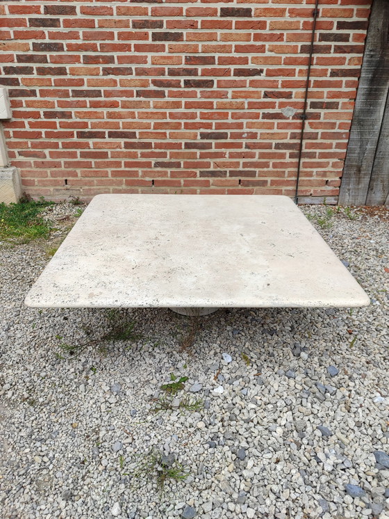 Image 1 of Table basse carrée en travertin