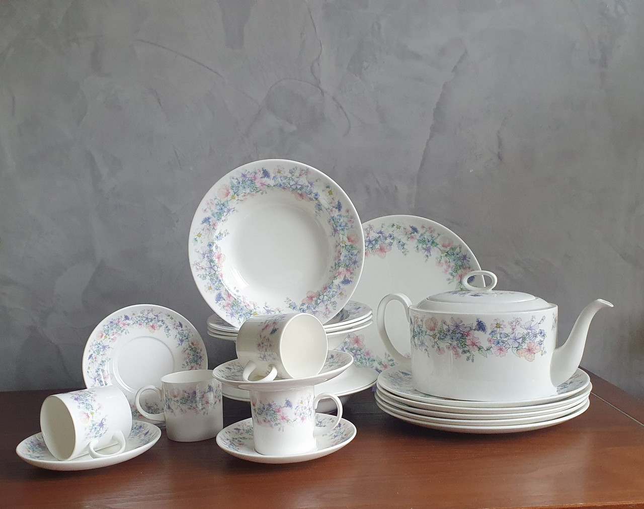Wedgewood Bone China Angela Dinnerware 17-Piece €95 Whoppah