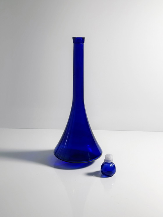 Image 1 of Caraffa con tappo, vaso, decanter blu cobalto vintage anni '80-'90, blu oltremare postmoderno art déco revival