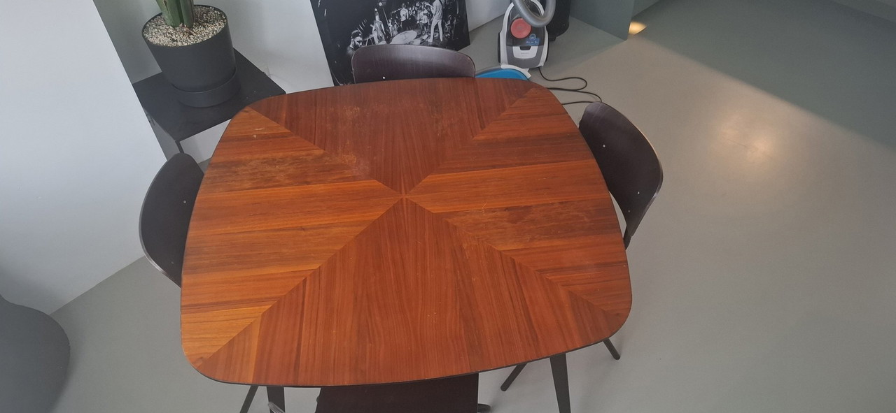 Hermosa mesa de comedor que incluye cuatro sillas.