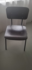 Hermosa mesa de comedor que incluye cuatro sillas.
