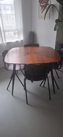 Hermosa mesa de comedor que incluye cuatro sillas.