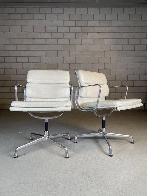 Image 1 of Vitra Eames Ea208 Softpad Meeting Chair