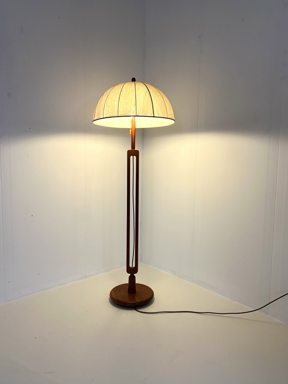 vintage-floor-lamp-ashmuth-