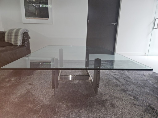 Table basse moderne en verre avec structure en acier inoxydable