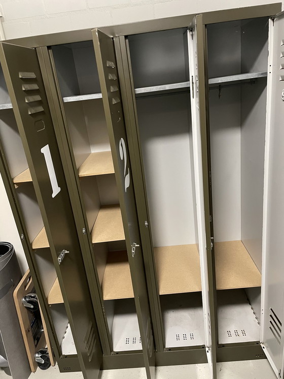 Image 1 of Locker cabinet in RAL 6014