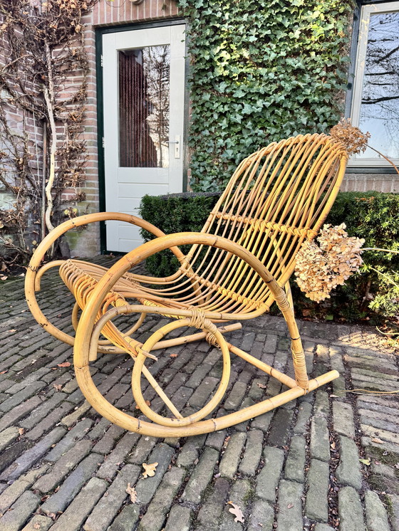 Image 1 of Bellissima sedia a dondolo vintage in rattan