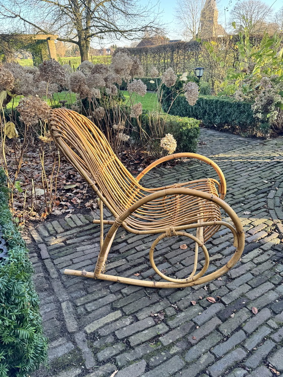 Image 1 of Bellissima sedia a dondolo vintage in rattan