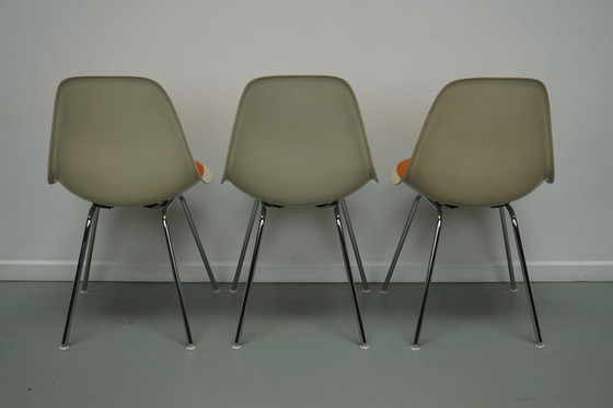 Image 1 of Charles & Ray Eames - Herman Miller - trois chaises RDX en fibre de verre