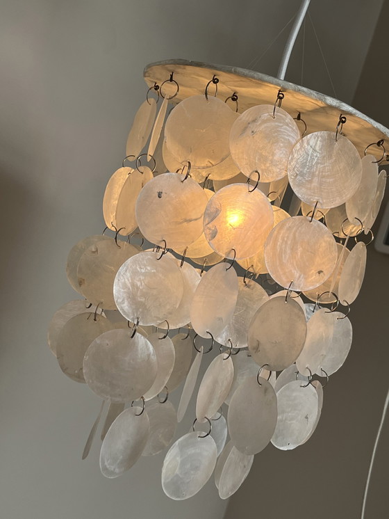 Image 1 of Lot de 2 lampes suspendues en coquillage capiz perle opaline