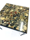 Table basse en époxy et galets
