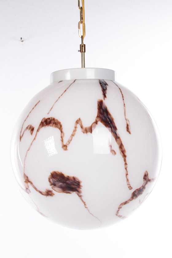 Image 1 of Lampe suspendue vintage de style Hollywood Regency avec globe en verre blanc marbré.