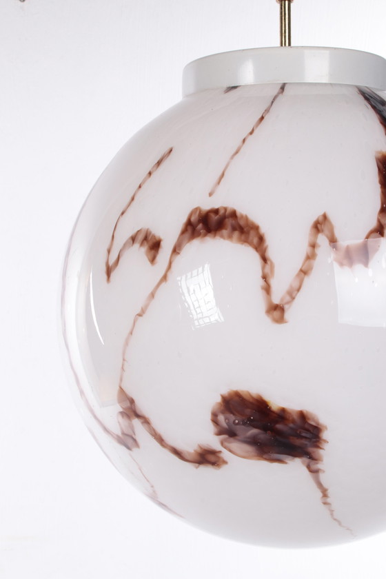 Image 1 of Lampe suspendue vintage de style Hollywood Regency avec globe en verre blanc marbré.