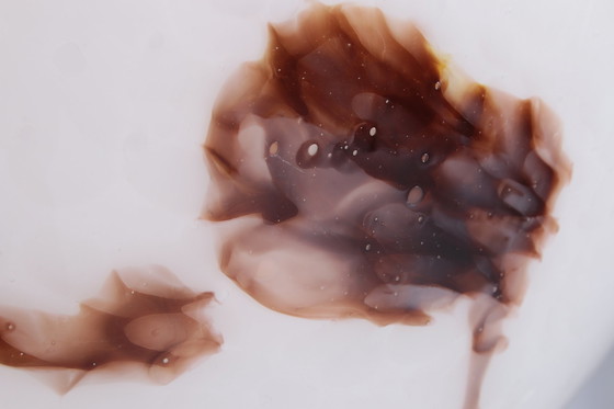 Image 1 of Lampe suspendue vintage de style Hollywood Regency avec globe en verre blanc marbré.