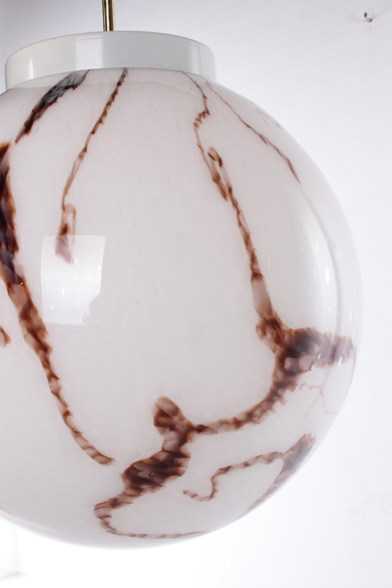 Image 1 of Lampe suspendue vintage de style Hollywood Regency avec globe en verre blanc marbré.