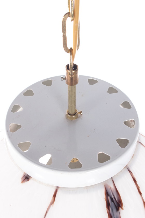 Image 1 of Lampe suspendue vintage de style Hollywood Regency avec globe en verre blanc marbré.