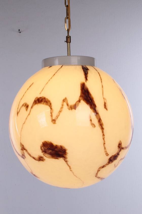 Image 1 of Lampe suspendue vintage de style Hollywood Regency avec globe en verre blanc marbré.