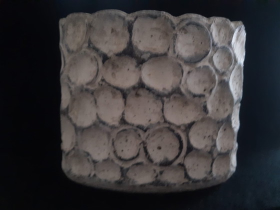 Image 1 of Maceta ovalada de cemento, color beige y gris.