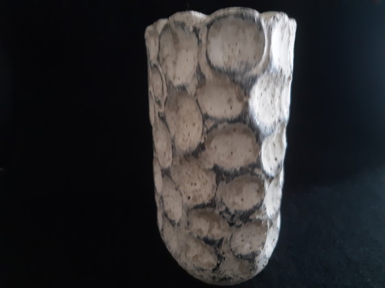 Image 1 of Maceta ovalada de cemento, color beige y gris.