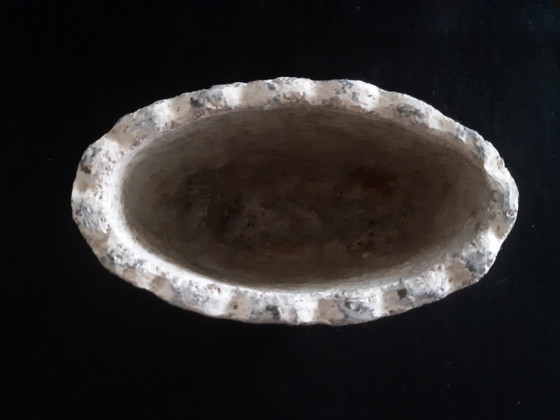 Image 1 of Maceta ovalada de cemento, color beige y gris.