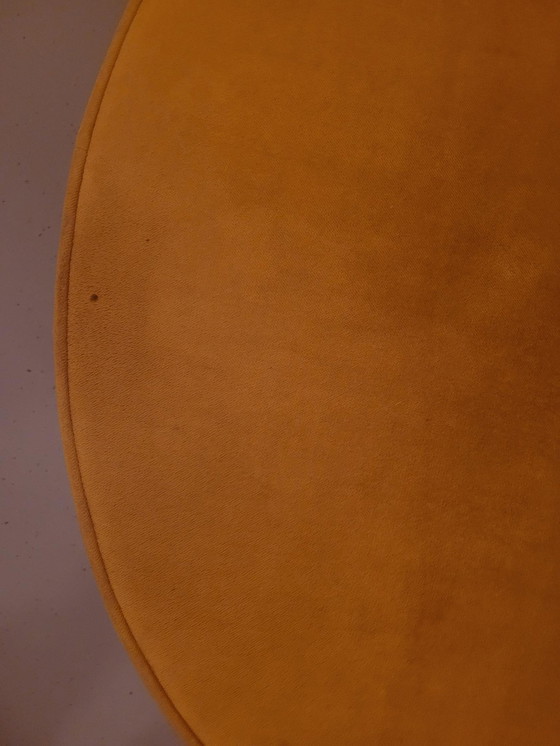 Image 1 of Divano in velluto giallo (Sara) e sgabello di Woood