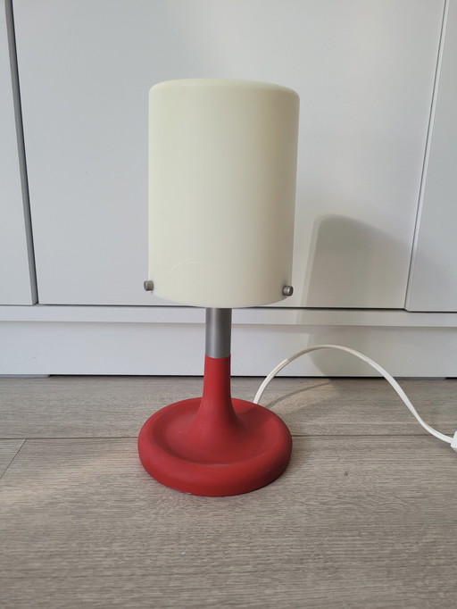 Ikea B0010 lampe rouge par Henrik Leander