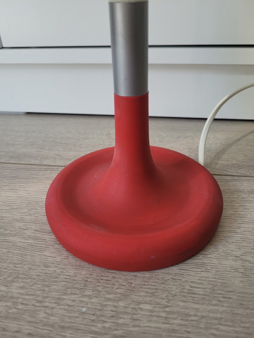 Ikea B0010 lampe rouge par Henrik Leander