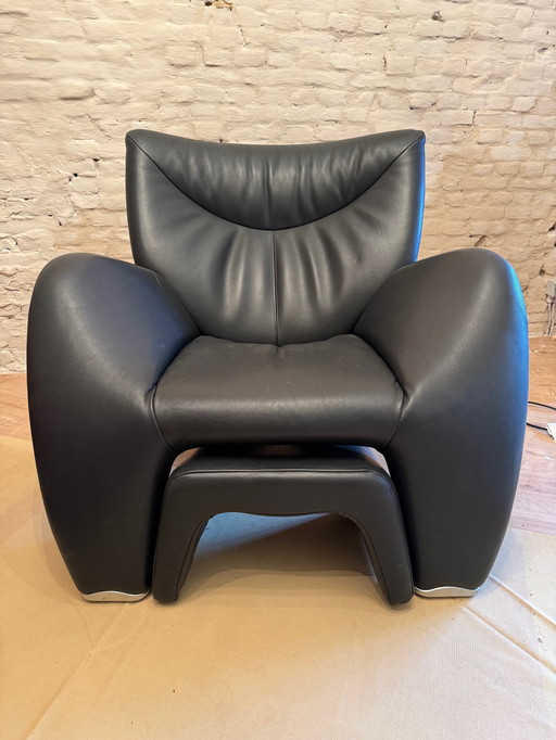 Leolux Akhenaten black leather armchair with ottoman