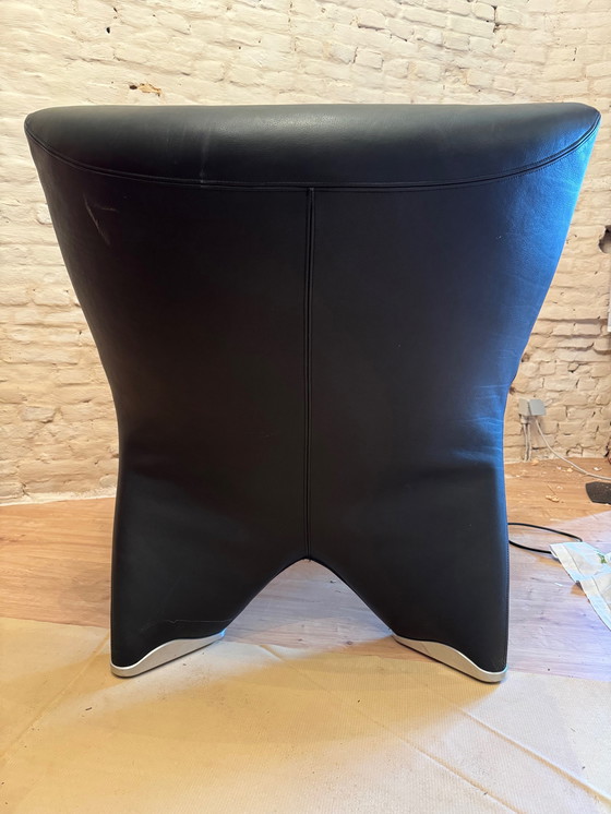 Image 1 of Leolux Akhenaten black leather armchair with ottoman