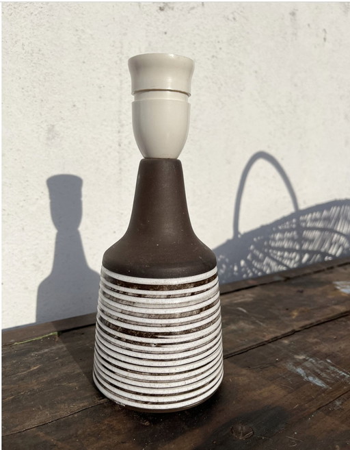 Lámpara de mesa Stonewar con relieve, estilo escandinavo, pie de lámpara vintage con rayas blancas en relieve, década de 1970