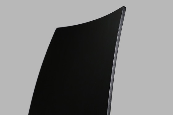 Image 1 of Silla negra del siglo XXI con asiento de madera, Bélgica