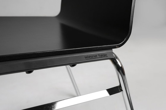 Image 1 of Silla negra del siglo XXI con asiento de madera, Bélgica