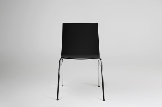 Image 1 of Silla negra del siglo XXI con asiento de madera, Bélgica