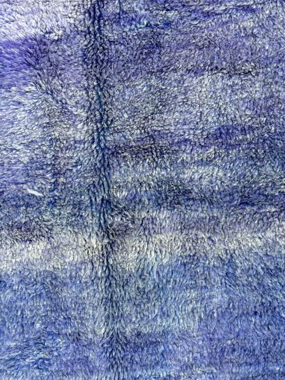 Image 1 of "Zayir" - Tapis marocain contemporain en laine bleu nuancé