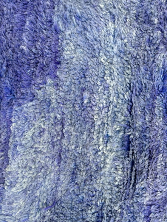 Image 1 of "Zayir" - Tapis marocain contemporain en laine bleu nuancé