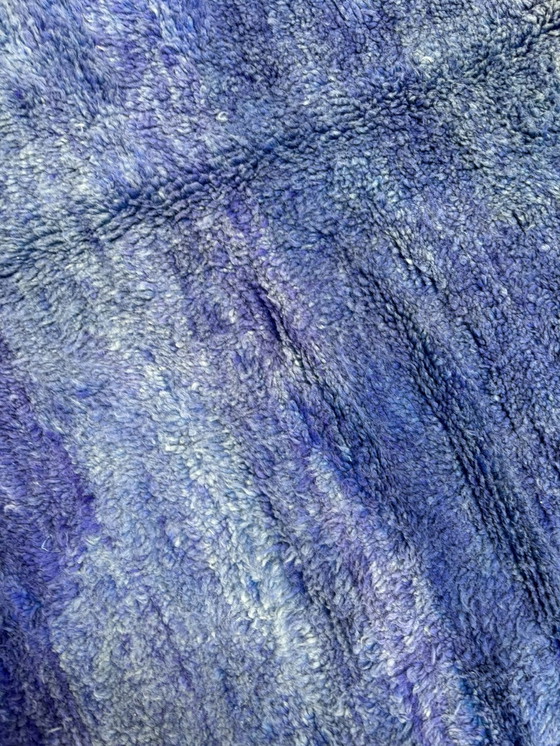 Image 1 of "Zayir" - Tapis marocain contemporain en laine bleu nuancé