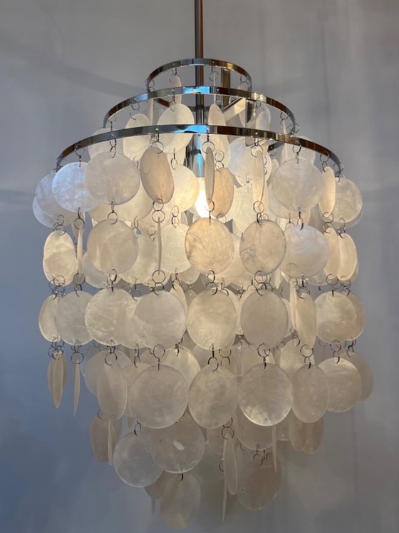Image 1 of Lampe pendante vintage en forme de coquillage Capiz Pearl Shell Chrome Frame