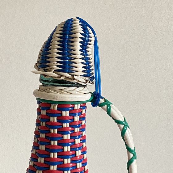 Image 1 of Vecchia bottiglia di vetro e intreccio di plastica Scoubidou vintage