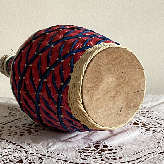Image 1 of Vecchia bottiglia di vetro e intreccio di plastica Scoubidou vintage