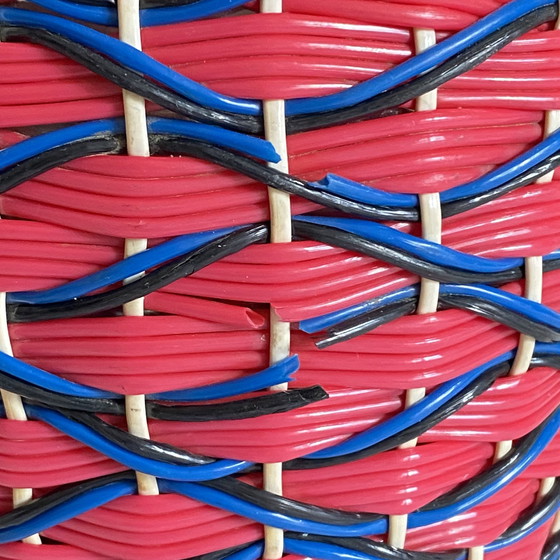 Image 1 of Vecchia bottiglia di vetro e intreccio di plastica Scoubidou vintage