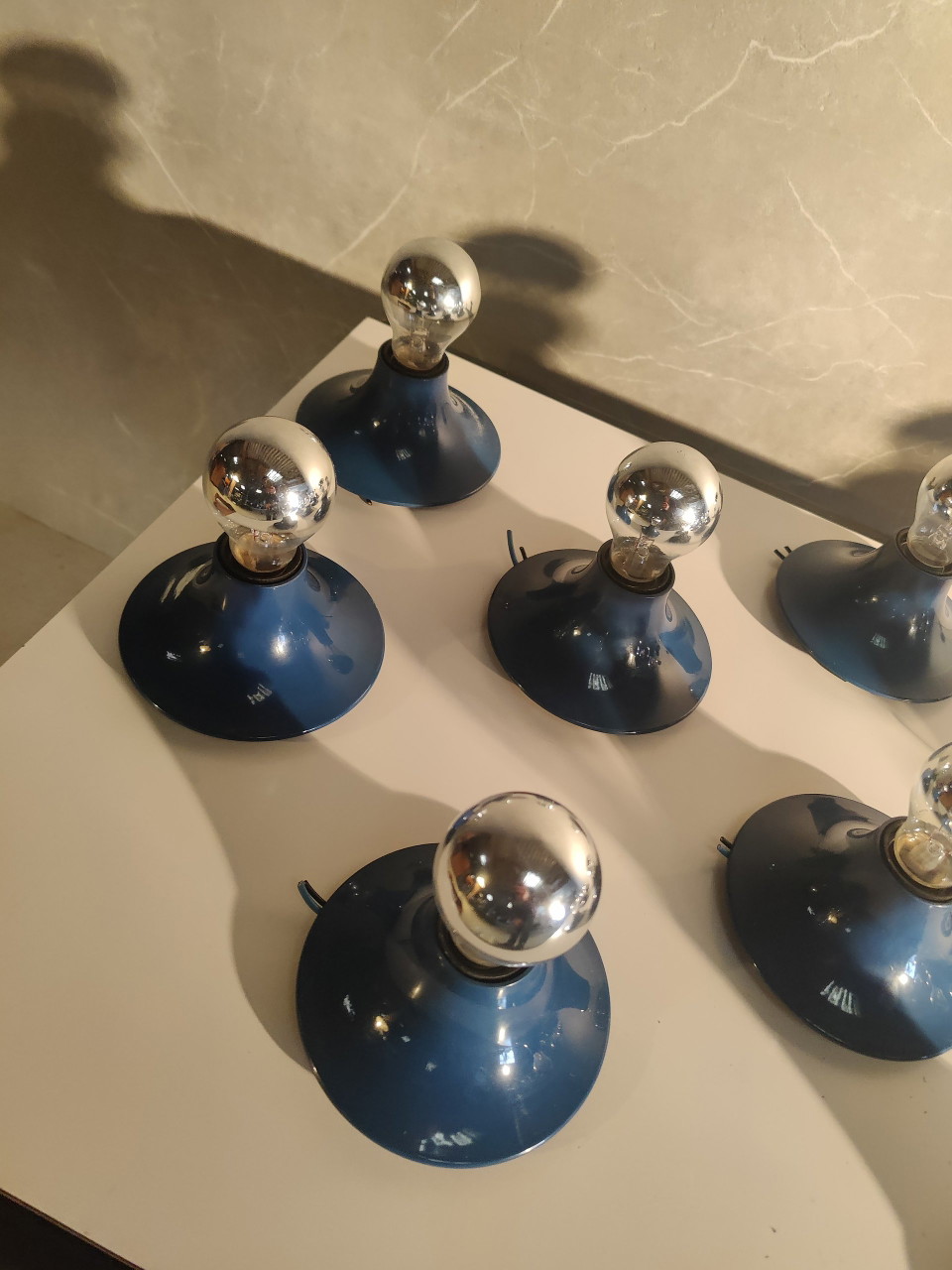 Faretti da soffitto Artemide blu modello 'Teti' di Vico Magistretti