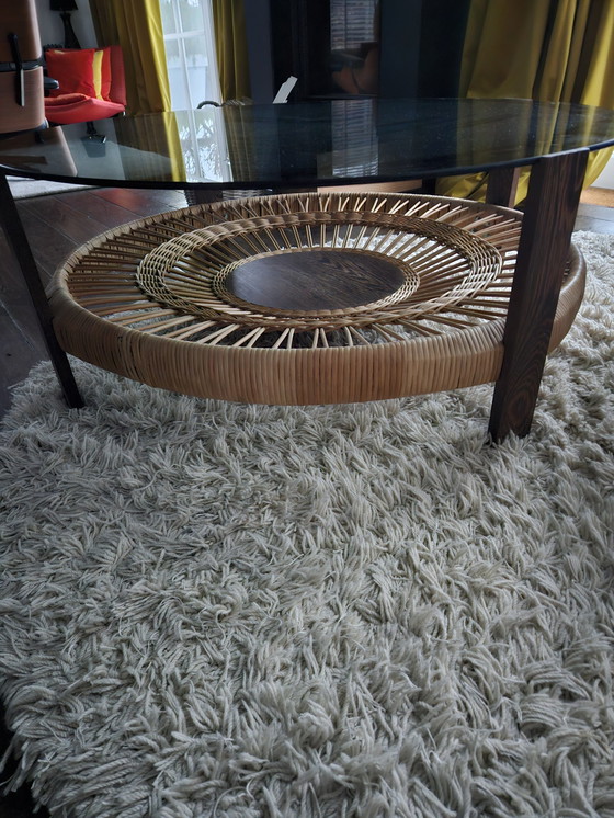 Image 1 of Tavolino rotondo...Diametro 105 cm...Altezza 40 cm...Vetro fumé.Grigio...Gambe in legno...Intreccio in vimini