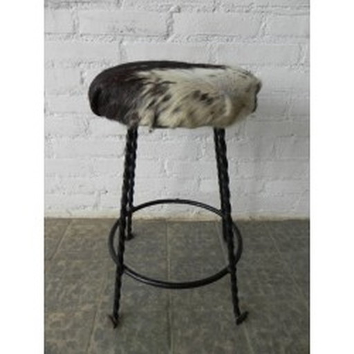 Tabouret vintage recouvert de peau de vache