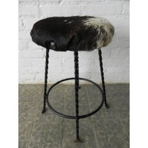 Tabouret vintage recouvert de peau de vache