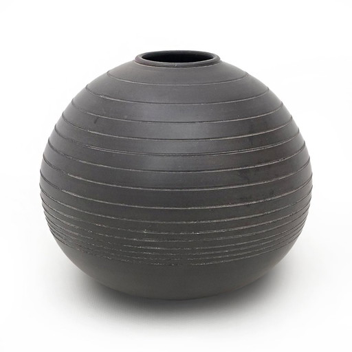 Vaso sferico in ceramica nera di Andrea Mannuzza per Il Tondo, anni '80