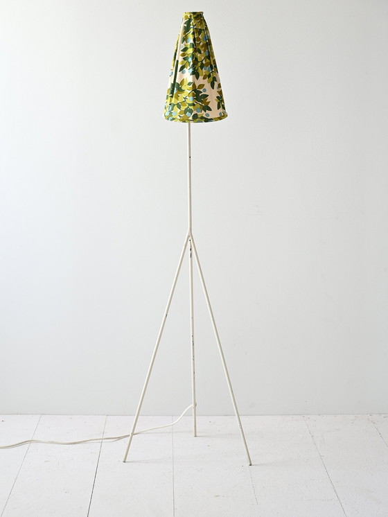 Image 1 of Retro Floor Lamp With Leaf Patterned Shade – Vintage White Metal Tripod Base