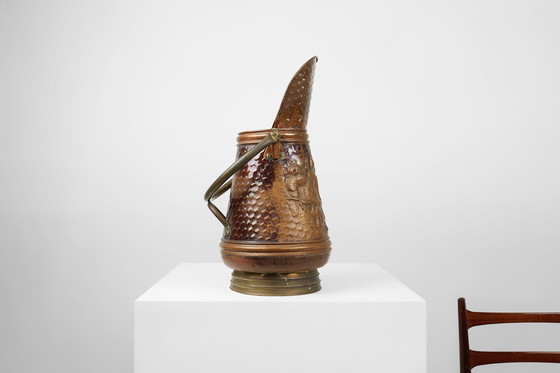 Image 1 of Paragüero de cobre con relieve martillado de una panadería medieval, Francia, ca. 1900