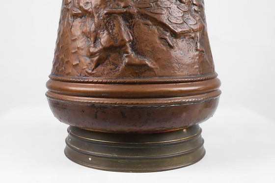 Image 1 of Paragüero de cobre con relieve martillado de una panadería medieval, Francia, ca. 1900